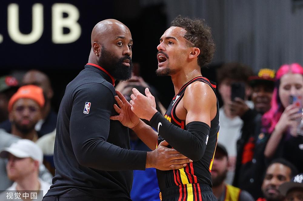 背后是球队 背后是球队